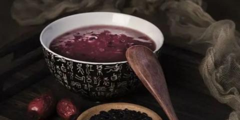 每天一碗中醫(yī)養(yǎng)生三黑粥 腎氣十足不再虛！